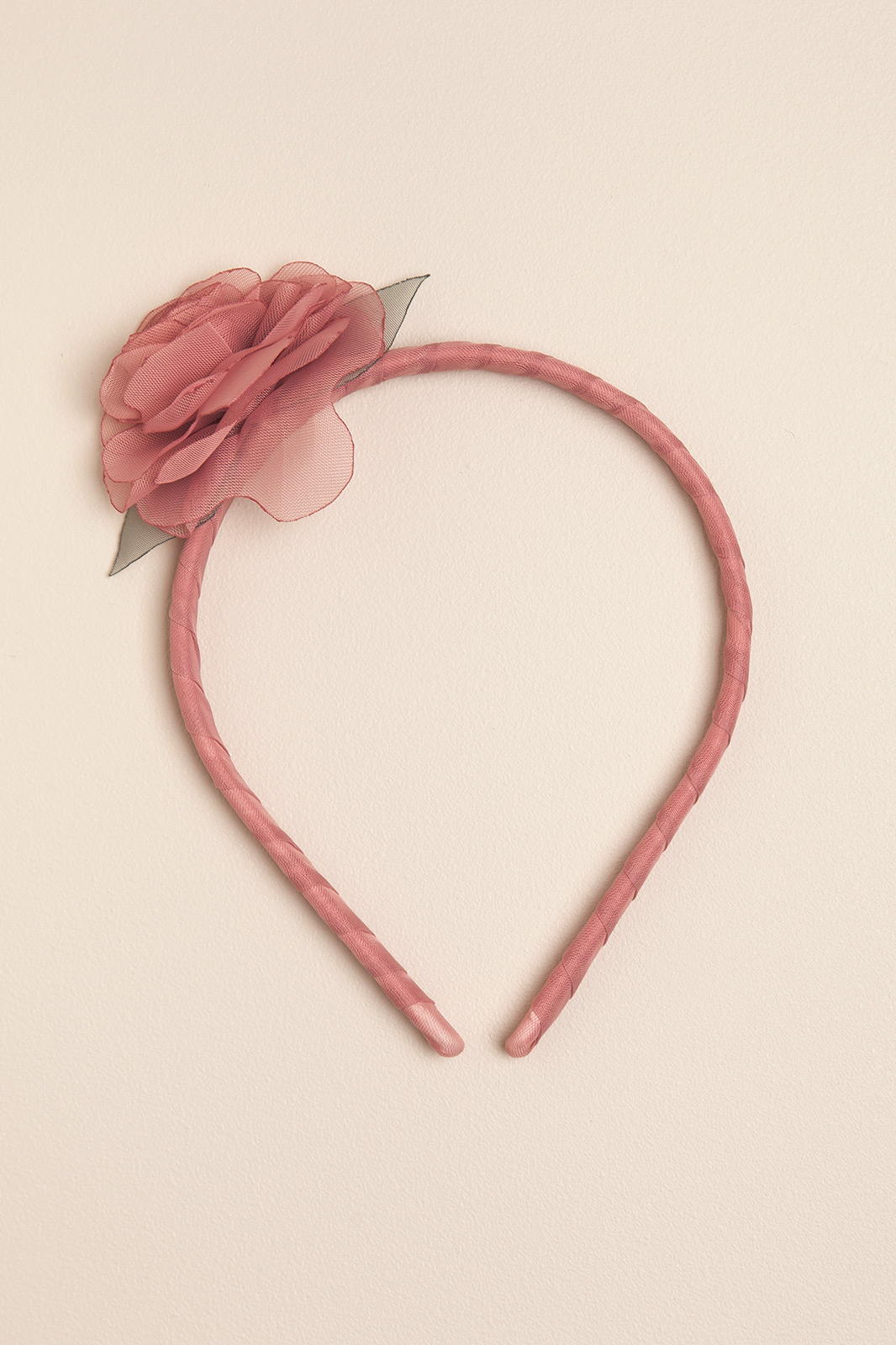 Vincha rigida con una flor rosa romantic